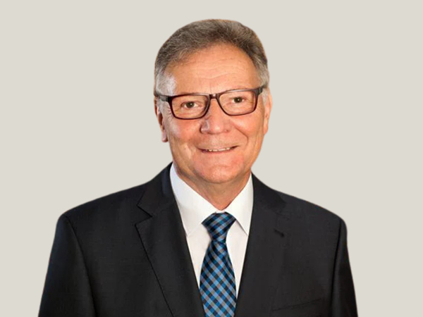 Bild Dieter Appel mit dunkelblauen Anzug und Brille