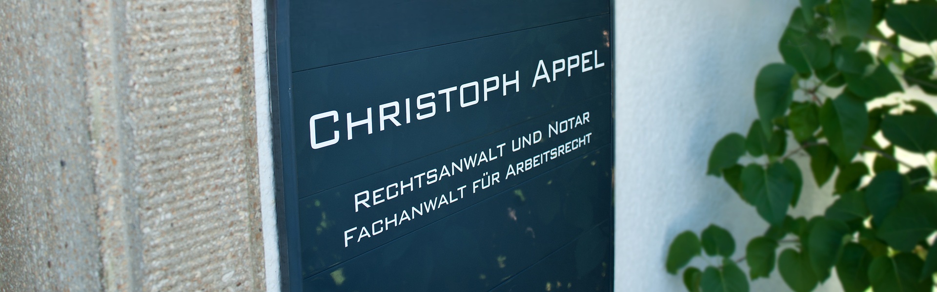 Blaues Schild mit Schriftzug Christoph Appel  Rechtsanwalt und Notar Fachanwalt für Arbeitsrecht.
