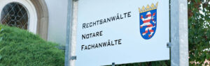 Bild: Schild vor dem Eingang mit dem Schriftzug Notare, Fachanwälte